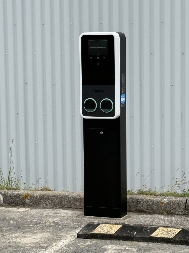 Borne Hager witty park 2x22kw 